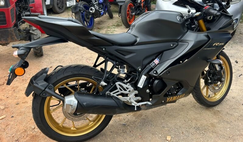 
								YAMAHA R15 V4 full									